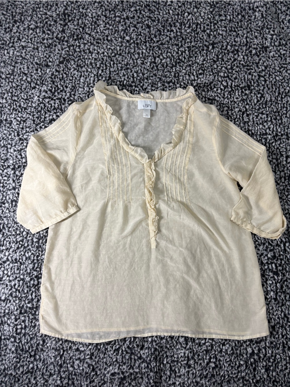 LOFT Cream Ruffle V-Neck Pintuck Pleated Short Sleeve Blouse Preppy Size M